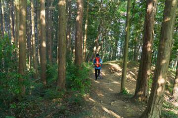 ソロ登山をする男性の後ろ姿