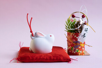 新年を祝う十二支の一つ兎と門松の置物