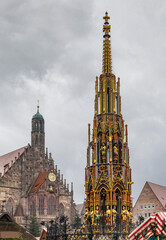 Fototapeta na wymiar Der schöne Turm auf dem Hauptmarkt in Nürnberg und die Frauenkirche zur Adventszeit