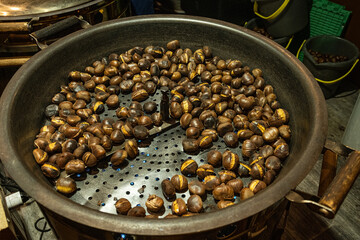 Gebratene Maroni in einer Bratpfanne, Luzern, Schweiz