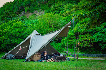 キャンプ　ソロキャンプ　テント　ティピーテント　森林サイト　無骨キャンプ