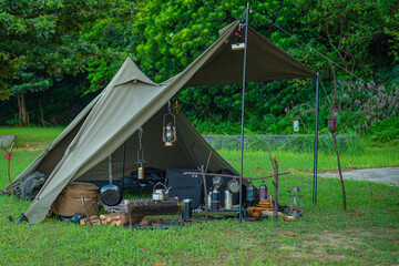 キャンプ　ソロキャンプ　テント　ティピーテント　森林サイト　無骨キャンプ © 啓太 嶺井