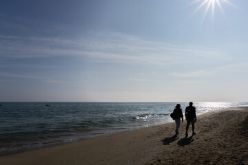 Naklejka premium Walking along the beach on a beautiful winter day.