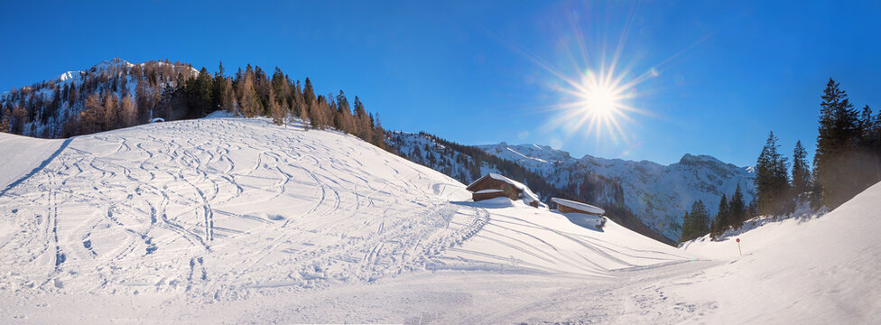 Almh&uuml;tte am B&auml;renkopf, Skigebiet Zw&ouml;lferkopf Pertisau. Pulverschnee und Sonnenschein.