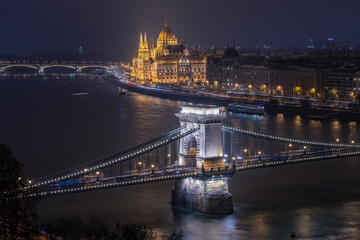 Fototapeta na wymiar Chain bridge and parliament building in Budapest 