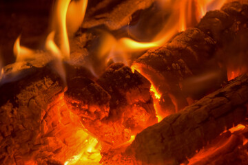 暖炉の季節　燃え盛る薪ストーブ