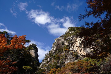 昇仙峡、渓谷、岩山、岩、自然、紅葉、滝、水、川、流れ、葉、木、山、観光、旅行、日本、御岳昇仙峡、山梨県、しょうせんきょう、荒川、日本五大名峡、名勝、景色、風景、荒々しい、美しい、紅葉、赤い、葉、赤い葉、秋、11月、みたけ、覚円峰、巨岩、石門、花崗岩、甲府、こうふ、やまなし、けいこく、ハイキング、マイナスイオン、空、野外、ツアー、木、大きい岩、