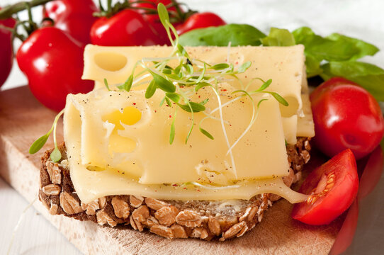 Vollkornbrot mit Emmentaler Scheibenkäse und frischen Tomaten