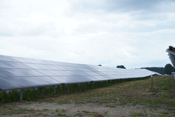elektrownia słoneczna, farma fotowoltaiczna, panele fotowoltaiczne i agrofotowoltaika latem