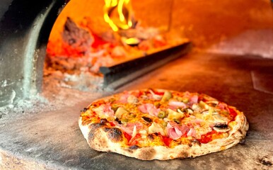 Pozza Capricciosa kommt aus dem Holzofen