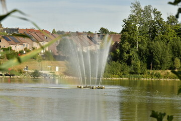 Fototapeta premium Petit arc-en-ciel dans la fontaine du lac au parc du Paradis à Braine l'Alleud 