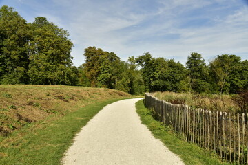 Chemin en gravier beige pour la promenade en pleine nature au parc du Paradis à Braine l'Alleud en Brabant Wallon 