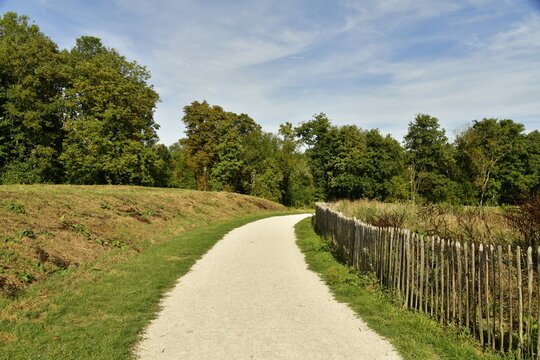 Chemin en gravier beige pour la promenade en pleine nature au parc du Paradis &agrave; Braine l'Alleud en Brabant Wallon 