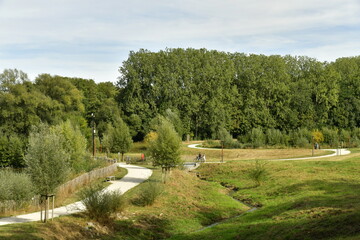 Fototapeta na wymiar Chemin longeant le ruisseau en pleine nature au parc du Paradis à Braine l'Alleud en Brabant Wallon 