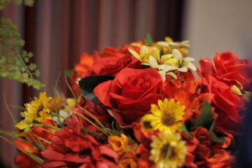 Flores Variadas em Vaso para Decoração
