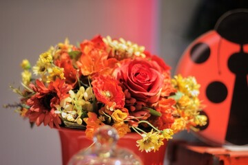 Vaso com Rosa e Flores Variadas, Decoração de Mesa