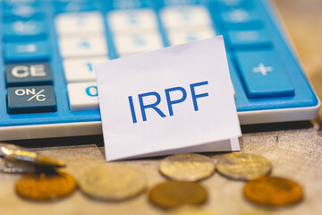 A sigla IRPF para Imposto sobre a Renda das Pessoas Físicas escrita em um pedaço de papel. Imposto de Renda no Brasil. - obrazy, fototapety, plakaty