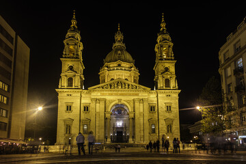 Fototapeta na wymiar St. Stephen's Basilica at night