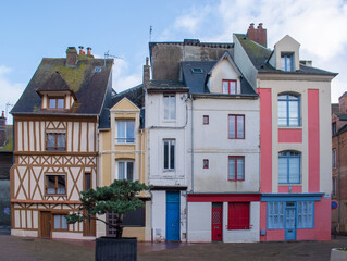 Bâtiments style normand, vieille ville de Dieppe, Seine-Maritime, France - obrazy, fototapety, plakaty