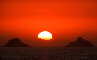 Fototapeta na wymiar Beautiful sunset sunrise over islands sea