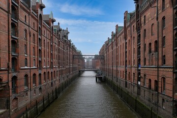 Naklejka premium Blick auf Speicherstadt Hamburg mit blauem Himmel