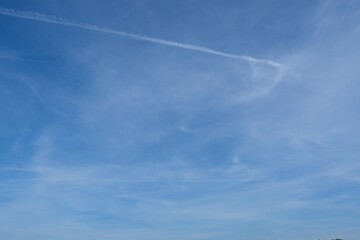 Fototapeta na wymiar Farbiger Himmel mit spannenden Wolken als Hintergrund