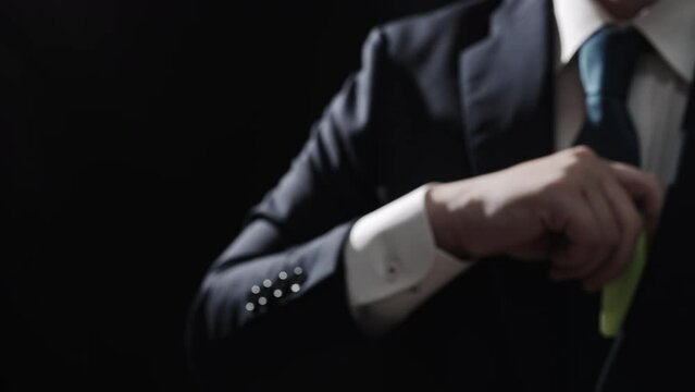 イエローカードを提示する男性ビジネスパーソン