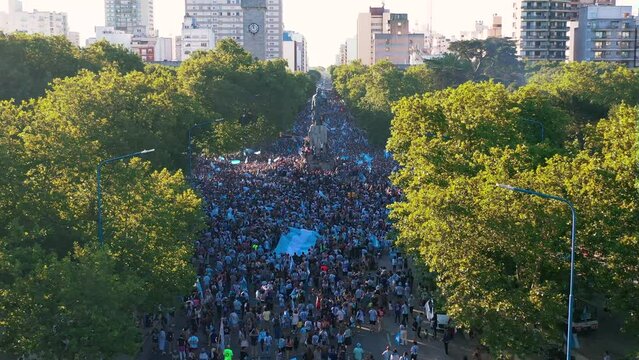 Celebraci&oacute;n Argentina Campeon Mundial 2022 Catar, Festejo en el Monumento a San Martin en Mar del Plata, futbol, Dron, Drone