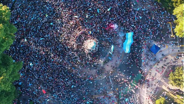 Celebraci&oacute;n Argentina Campeon Mundial 2022 Catar, Festejo en el Monumento a San Martin en Mar del Plata, futbol, Dron, Drone