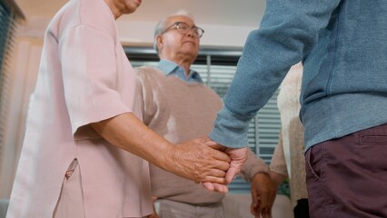 Obraz premium Group of Asian senior people are given advice by professional self care psychologist at elderly healthcare center, elder group therapy Geriatric consultation concept