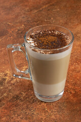 tasse de cappuccino en gros plan sur une table	