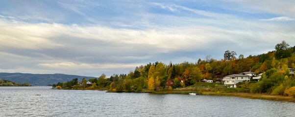 Obraz premium Beautiful landscape of autumn foliage along the fjords in Norway