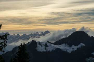 Fototapeta na wymiar Brumes sur les montagnes suisses
