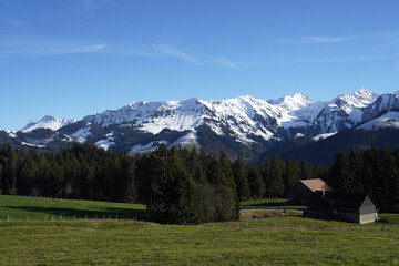 Fototapeta na wymiar Premières neiges sur les montagnes suisses