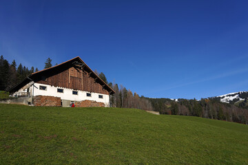 Fototapeta na wymiar Châlet suisse en automne