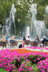 Gente descansando frente a la fuente de isla margarita Budapest