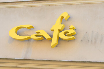 gelber Schriftzug Cafe an einer Fassade in der Altstadt von Wittenberg