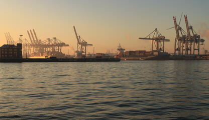 Wintermorgen im Hamburger Hafen; Blick von Altona über die Norderelbe zum Alten Lotsenhaus und dem Container Terminal Tollerort