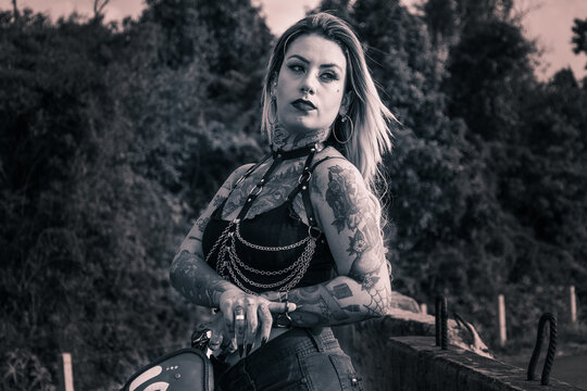 Mulher motociclista tatuada