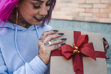 Mulher tatuada se divertindo com as compras