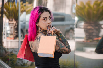 Mulher tatuada se divertindo com as compras