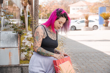 Obraz premium Mulher tatuada se divertindo com as compras