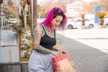Mulher tatuada se divertindo com as compras