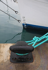 cuerda de barco atadas en el puerto amarre maroma atracar 4M0A6550-as22