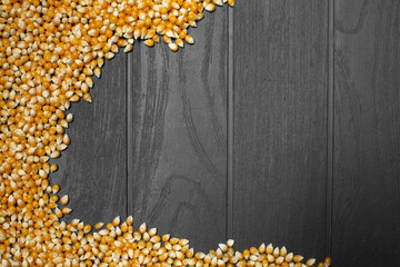granos de maíz sobre mesa negra de madera con espacio para texto  