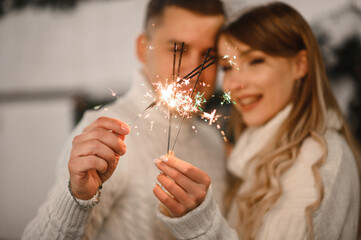 A couple in love welcomes the New Year - 555987118