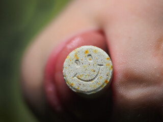 Naklejka premium vitamin with a picture of a smile on the child's tongue