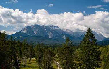 Sommerstimmung in Morgen Sonne im oberen Isar Tal im Voralpenland mit Blick auf das Wetterstein...