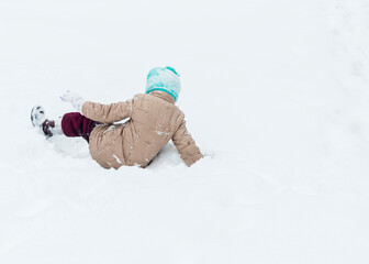 natural light. snow, frost, the child fell. severe bruising.