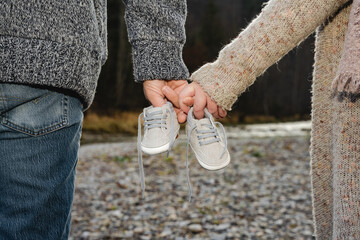 Baby, schwanger, Schwangerschaftsshooting, Fotoshootings, Paar, H&auml;nde, Schuhe, Babyschuhe